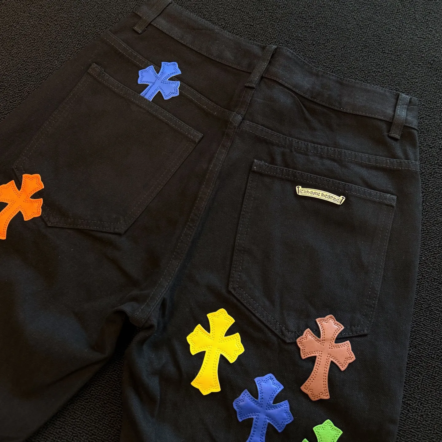 P280 Style No.: D358 ChromeHearts Chrome Colored Leather Straight Jeans Ceiling-Level Jeans A pair is hard to find at the counter‼ ️About Zangyin✅This is an extremely luxurious fashion brand that can also be called the aristocracy of the high street. It has always been an exclusive brand for some hipsters or rich second generations. The color of this model is already very eye-catching by using a unique washed material. It is decorated with pink patch cross flowers, which cleverly highlights the charm of the brand. Secondly, this model adopts a classic high-waist cut design, which highlights the long legs and fashionable temperament of the upper body. The brand is highly recognizable and the slim-fitting configuration is more suitable for daily wear. The personality will be fashionable and the specifications can be seen at a glance. Materials and technology ✅ Needless to say, this point goes without saying. As an excellent craftsman brand, Zangyin's requirements for details and craftsmanship are really perfect. The washed color of this model has gone through a lot of processes, not to mention the embellishment of the denim appliqués. It is also purely handmade and sewn. Just like what they believe in, only handmade things have soul and have the meaning of wearing. A top-notch heavy-duty fashionable denim item, recommended by both hands‼ ️ Size: 28, 30, 32, 34, 36 (S-XXL) Color: black Size reference: Pants length 100 102 104 106 106 Waist 72 76 80 84 88 Recommended weight S (about 110 pounds) M (about 140 pounds) L (about 140 pounds) XL (about 165) XXL (about 185)